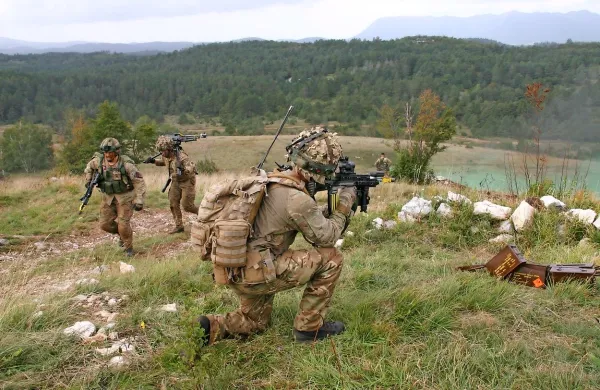 Streljanja s težkim orožjem so v zandjih dneh na Počku potekala  
celo do dveh ponoči, kar je v nasprotju z dogovori in zagotovili.
