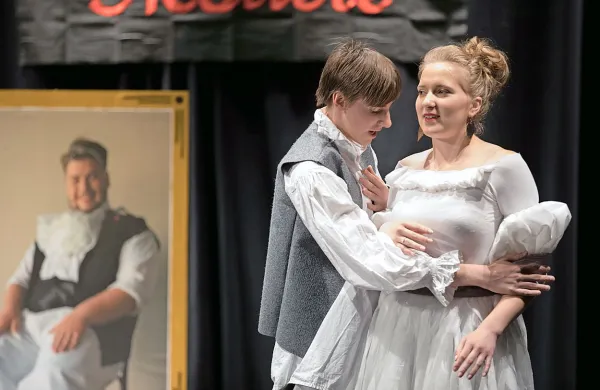 Besedilo za predstavo Kabaret Molière je nastalo na podlagi več besedil, tudi komedije Tartuffe.