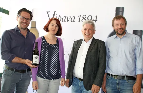 Vinar in solastnik kleti Vipava 1894 Hannes Sabathi, enologinja 
Monika Kosmač, direktor podjetja Jakob Blaschitz in solastnik 
podjetja Michael Blaschitz s pinelo iz nove linije vipavske kleti.  