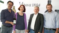 Vinar in solastnik kleti Vipava 1894 Hannes Sabathi, enologinja 
Monika Kosmač, direktor podjetja Jakob Blaschitz in solastnik 
podjetja Michael Blaschitz s pinelo iz nove linije vipavske kleti.  
