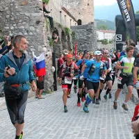 Takole so ultramaratonci startali  pod ajdovskim obzidjem.  V rdeče 
črnem je kasneje bronasti domačin Andi Mamić, v zeleno belem 
dresu pa zmagovalec Jan Božič.
