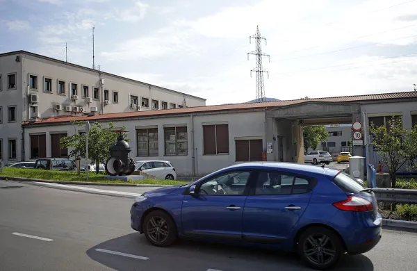 V skladiščnih prostorih sta trenutno dva najemnika, v najemu so 
tudi tri pisarne v poslovnem delu stavbe stečajnega dolžnika.