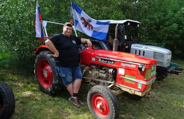 Janez Morel iz Nove Sušice  s svojim 49 let starim zetorjem.