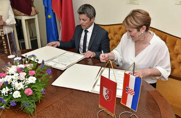 Postojna se je pobratila s Supetrom na Braču