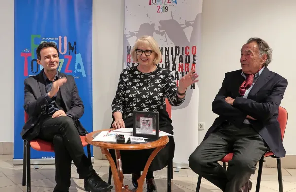 Program 19. Foruma Tomizza so včeraj v koprski palači Gravisi, na sedežu Skupnosti Italijanov
Santorio Santorio, predstavili (z leve) Devana Jovan, Neven Ušumović in Irena Urbič.