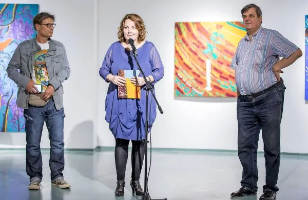 Razstavo so odprli (z leve) slikar  Silvester Plotajs  Sicoe, direktorica 
Kulturnega doma Nova Gorica Pavla Jarc in likovni kritik Brane 
Kovič.  