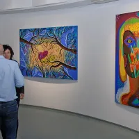 Slike, ki bodo v Novi Gorici na ogled do izteka maja, zaznamujeta izrazita barvitost in sproščeno 
kombiniranje likov z znaki.  