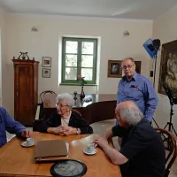 O Kosovelovih  so se ustvarjalci filma pogovarjali v domači tomajski hiši portretirane rodbine. 