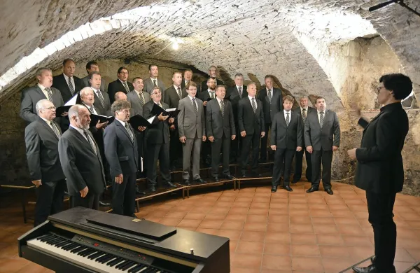 V Grajski kleti v Vipavskem Križu je pel zbor Srečko Kosovel Ajdovščina pod vodstvom Andreja Makorja. 