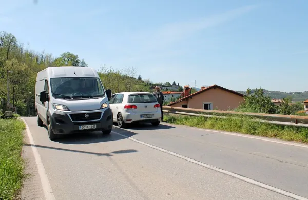 Tako je “poskrbljeno” za varnost peščev na edini točki, kjer lahko 
v Dornberku prečkajo progo Nova Gorica - Sežana.   