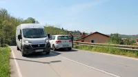 Tako je “poskrbljeno” za varnost peščev na edini točki, kjer lahko 
v Dornberku prečkajo progo Nova Gorica - Sežana.   