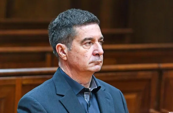 Robert Časar je na zatožno klop sedel še zaradi domnevno spornih 
poslov z Grafistom. Sojenje se bo začelo predvidoma jeseni.