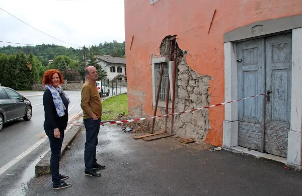 S tovornjakom čez dvorišče v hišo