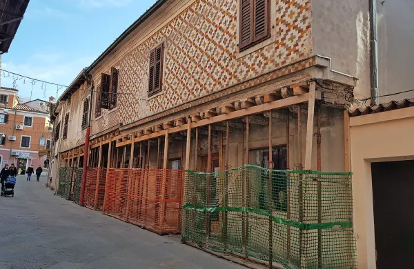 Spomeniško zaščiten stavbni niz v Kidričevi ulici že dve leti sloni 
na podpornikih, ki preprečujejo nadaljnje posedanje lesenih 
tramov.