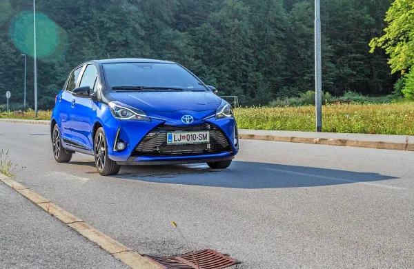 Yaris v modni črno-modri izvedbi