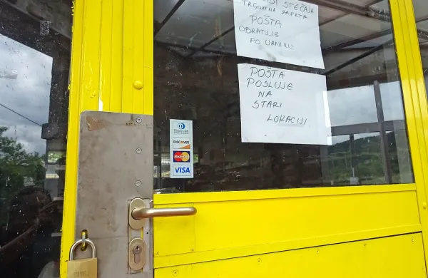 Na zaprtih vratih visita obvestili, da je trgovina zaprta in da pošta 
deluje v svojih starih prostorih. 