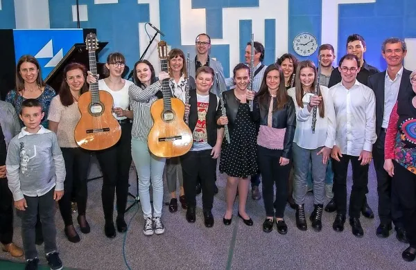 V četrti oddaji so se 19. aprila  v koprskem studiu Hendrix zbrali 
predstavniki vseh podružnic Glasbene matice iz Furlanije Julijske 
Krajine, od Špetra in Kanalske doline do Goriške ter Tržaške 
pokrajine. 