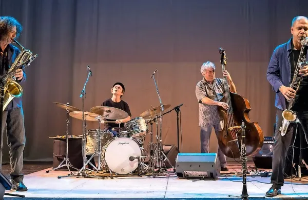 V soboto ob 22.30 bo festival zaključil koncert italijanske skupine 
Roots Magic. 