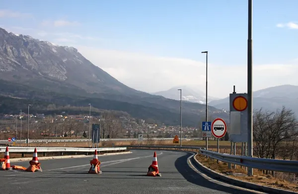 Protivetrna zaščita bo na najbolj izpostavljenih delih vipavske 
hitre ceste zmanjšala število zapor prometa zaradi burje. 

