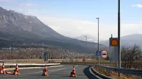 Protivetrna zaščita bo na najbolj izpostavljenih delih vipavske 
hitre ceste zmanjšala število zapor prometa zaradi burje. 

