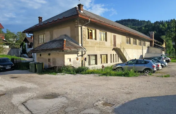 Bolj konjušnici kot kulturnemu objektu podobna razpadajoča rudniška gledališka dvorana utegne biti prva, ki jo bo treba 
zapreti.


