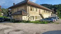 Bolj konjušnici kot kulturnemu objektu podobna razpadajoča rudniška gledališka dvorana utegne biti prva, ki jo bo treba 
zapreti.


