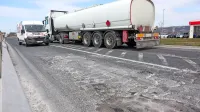 Zaradi prepovedi, ki jo od danes uvaja koprska občina, se 
tovornjaki spet selijo na mestne prometnice. Gnečo in zastoje je 
pričakovati predvsem na območju krožišča s fontano ob Planetu 
Koper. 