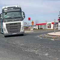 Cestišče bertoške vpadnice je vsak dan v slabšem stanju.