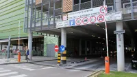 Za temi zapornicami na vhodu v garažno hišo postavljajo nove, da 
vozniki-obiskovalci nakupovalnega središča  ne bi obtičali na 
cesti.  