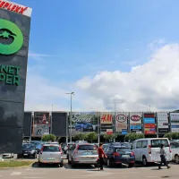 Odkar parkirišče poleg obiskovalcev trgovskega centra uporabljajo tudi drugi, nastaja parkirna stiska.