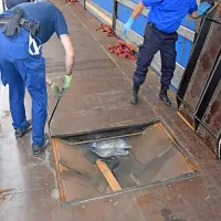 Člani združbe so po Evropi s tovornjaki prevažali  večje količine 
heroina, kokaina, konoplje in hašiša ter amfetaminov.  