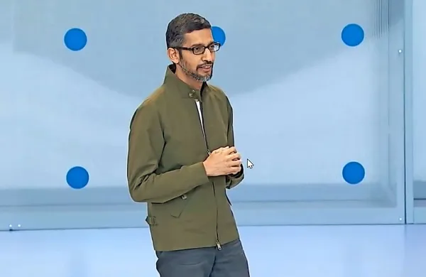 Direktor Googla Sundar Pichai med predstavitvijo storitve Google 
Duplex v kalifornijskem Palo Altu
