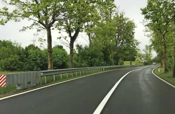 V enem letu je direkcija za ceste  uspela  postaviti le  pol kilometra kovinskih ograj, postrgati nekaj brežin, posekati nekaj dreves in 
ponekod zakrpati poškodovano cestišče.