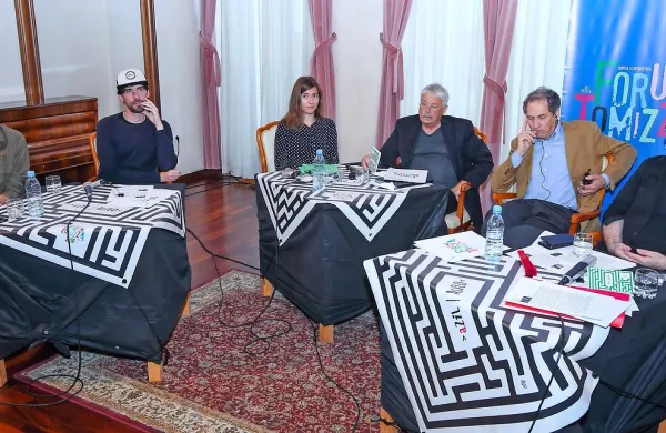 Na koprskem delu 19. Foruma Tomizza so o azilu premišljevali (z leve) Emir Imamović - Pirke, Miha Blažič - N'Toko, Iva Kosmos, 
Slobodan Šnajder, Franco Però in Aljoša Pužar. 