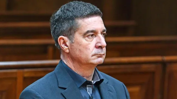 Časarjev odvetnik je ocenil, da dokazov za obsodbo njegovega 
varovanca ni, zato je predlagal sodišču, da ga oprosti.