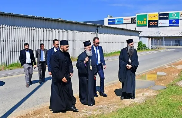 Patriarh  Irinej med koprskim parohom Dejanom Mandićem in 
koprskim županom Borisom Popovičem na zemljišču, kjer načrtujejo novo pravoslavno cerkev. 