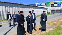 Patriarh  Irinej med koprskim parohom Dejanom Mandićem in 
koprskim županom Borisom Popovičem na zemljišču, kjer načrtujejo novo pravoslavno cerkev. 
