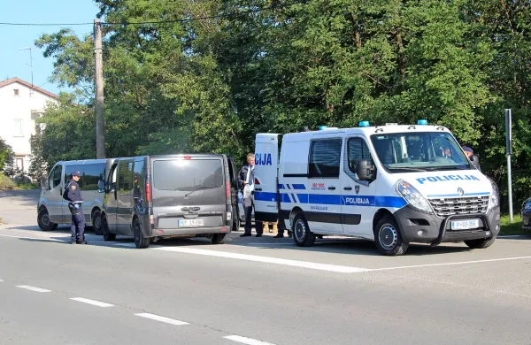 Oče in sin sta v kombija na območju Staroda sprejela 19 ilegalnih 
prebežnikov s  Kosova. 