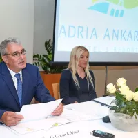Direktor Adrie Ankaran Goran Križnar z vodjo prodaje Marušo 
Kokalj