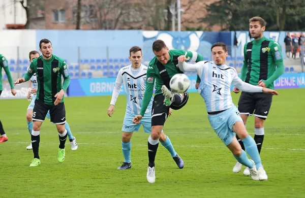 Amel Džuzdanović (v modro belem dresu levo) je dosegel gol za Gorico na prvi spomladanski tekmi 
z Rudarjem.