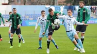 Amel Džuzdanović (v modro belem dresu levo) je dosegel gol za Gorico na prvi spomladanski tekmi 
z Rudarjem.