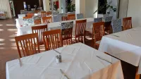 Kobilarna Lipica je od družbe Lipice turizem odkupila tudi nekaj 
čez 300 jedilniških stolov in skoraj sto miz  v restavraciji.  