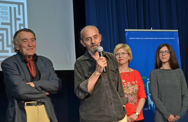 Stamen Milovanović (z mikrofonom) je nagrado prejel za zgodbo  Imenjaci (Soimenjaka).