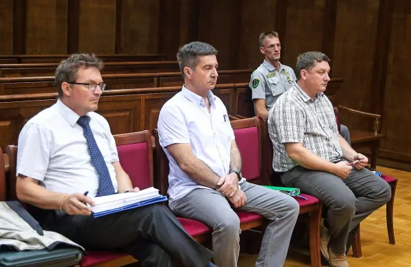 Robert Graj, Robert Časar in Milan Pučko (z leve)  bodo v začetku 
junija izvedeli, kako je dokaze v sodnem spisu ocenil sodnik.