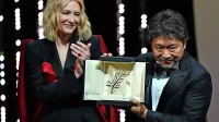 Nagrajeni režiser  Hirokazu Koreeda in predsednica žirije Cate 
Blanchett 