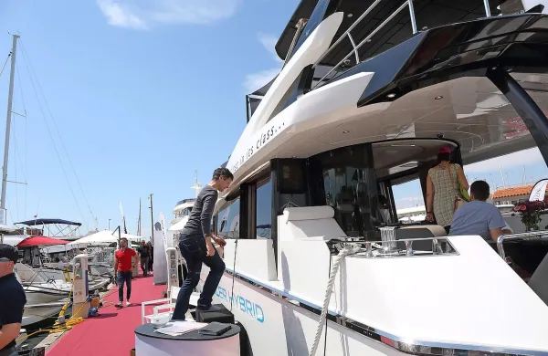 Poglede še danes privablja več kot 200 plovil