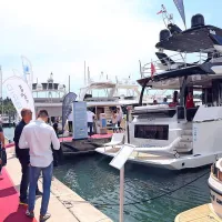 Poglede še danes privablja več kot 200 plovil