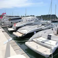 Poglede še danes privablja več kot 200 plovil