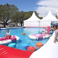 Poglede še danes privablja več kot 200 plovil