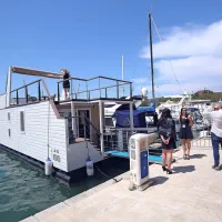 Poglede še danes privablja več kot 200 plovil